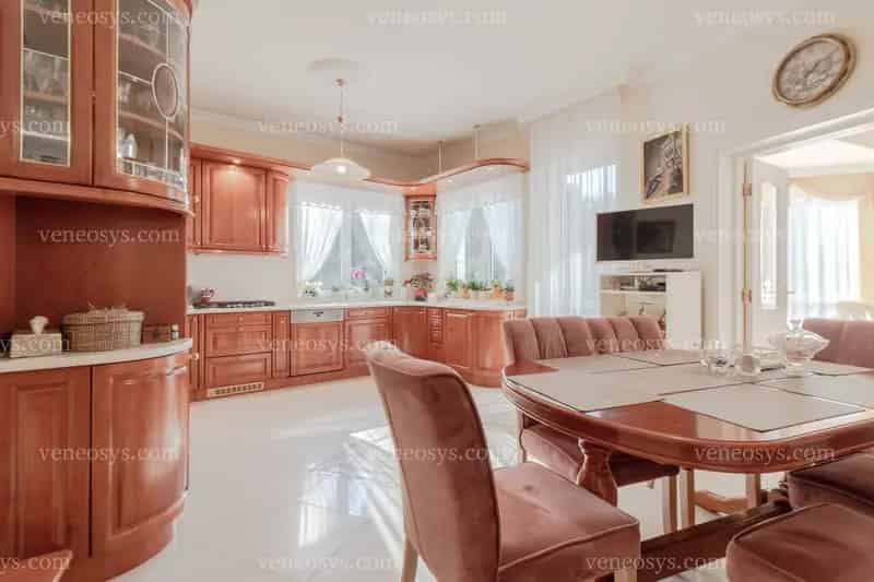 Telkiben 216 m2-es, 4 szobás családi ház 1203 m2 telken eladó