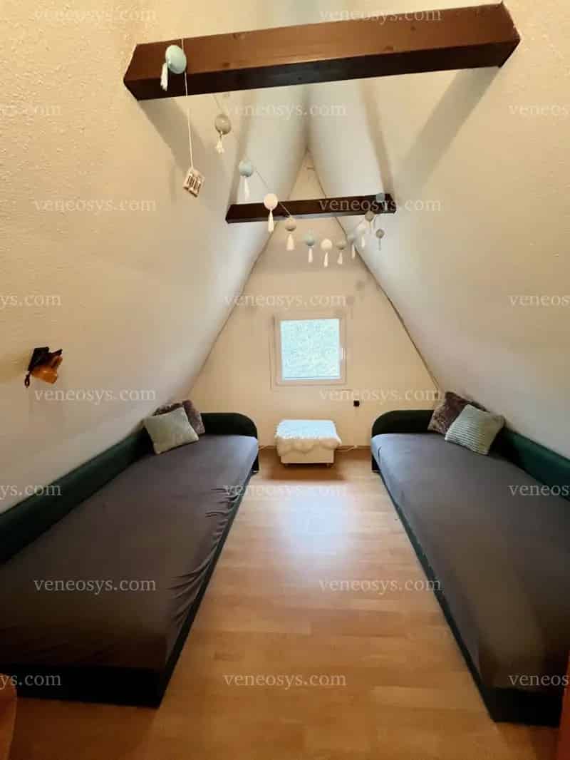 Közel a városhoz, mégis távol a város zajától, csendes idilli zöld környezetben ELADÓ a népszerű Kukukkhegyen két telek egyben 3126 m2! (1589 m2 + 1531 m2) felépítményekkel: Faházakkal, szale