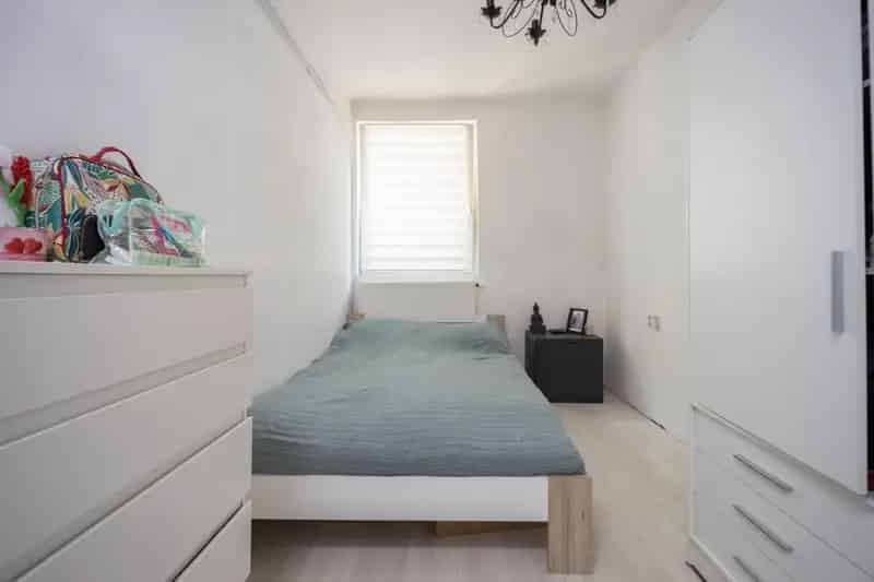 Ház Kiadó , Szobi járás, Közép-Magyarország