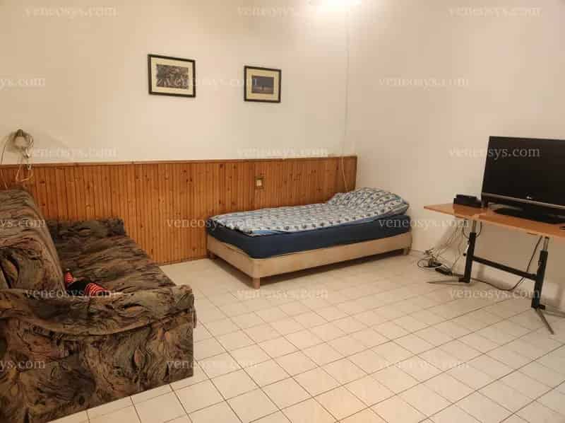 Pakson, központhoz közeli családi ház eladó.