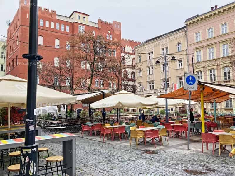 Egy különleges művészlak a Múzeum kerttől néhány lépésre!