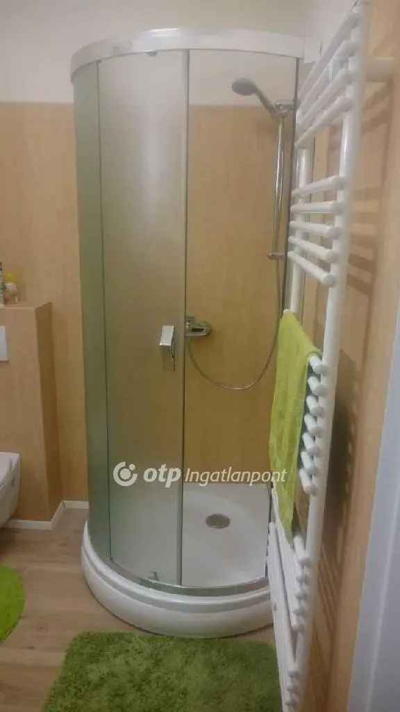 Gyöngyösön 104m2-es 3 szobás családi ház 42m2-es üzlethelyiséggel