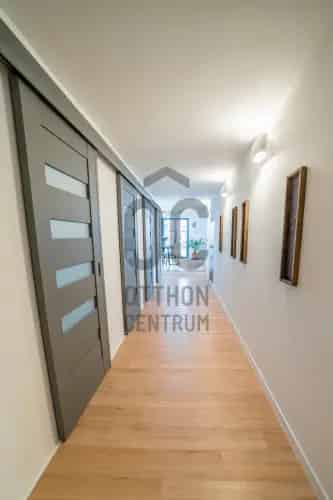 Makói modern családi ház eladó - 4 hálószoba, medence, garázs