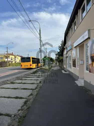 Dunakeszii kiadó kereskedelmi ingatlan, UZ018365
