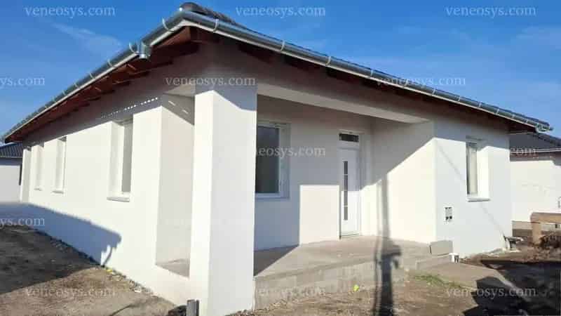 Kiskunlacházán, újépítésű, különálló családi ház Eladó!